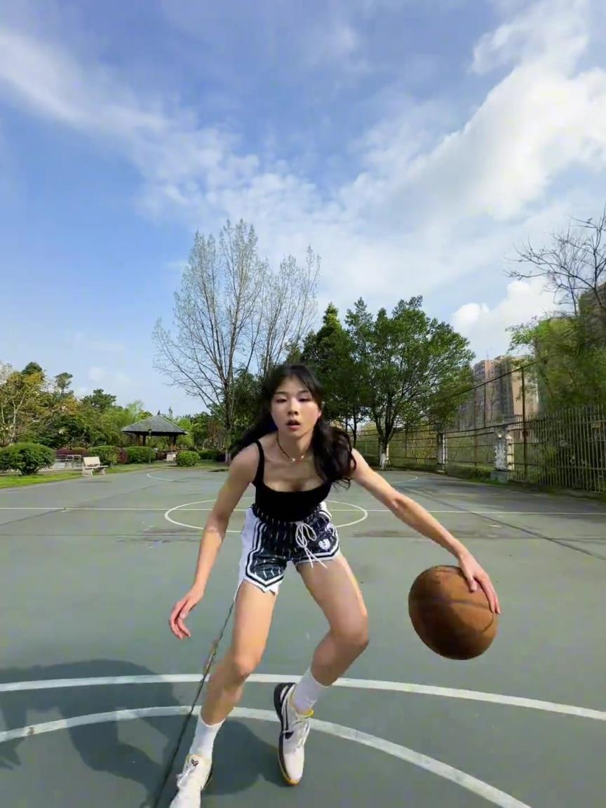 看著有點實力，敢背打我不？